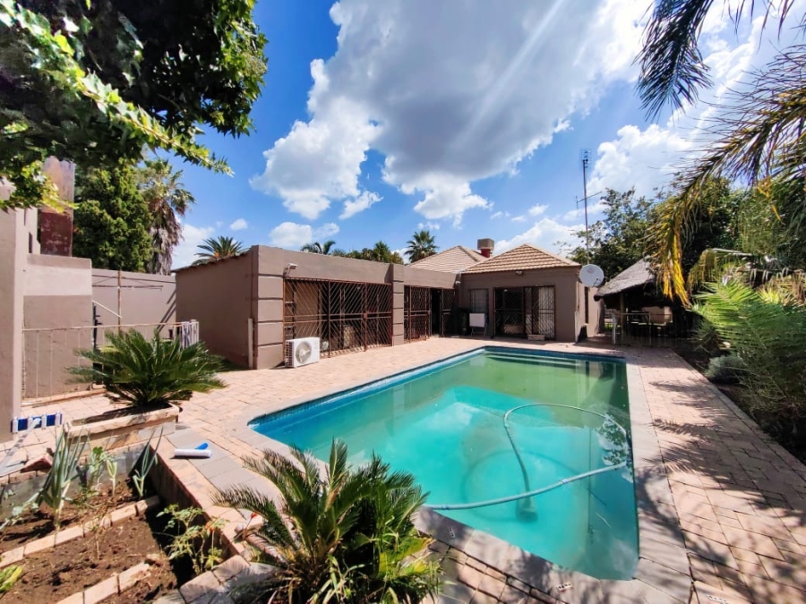5 Bedroom Property for Sale in Van Der Hoff Park North West